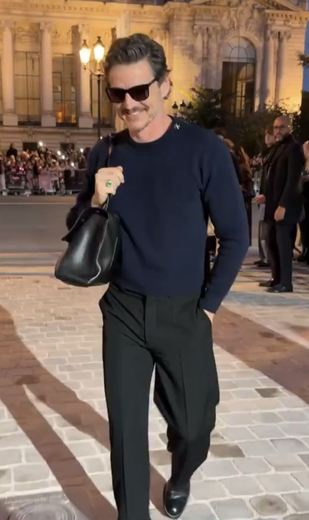 El jersey azul marino de Pedro Pascal